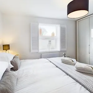 The Snug Cosy Good Wi-fi Holiday home Cheltenham